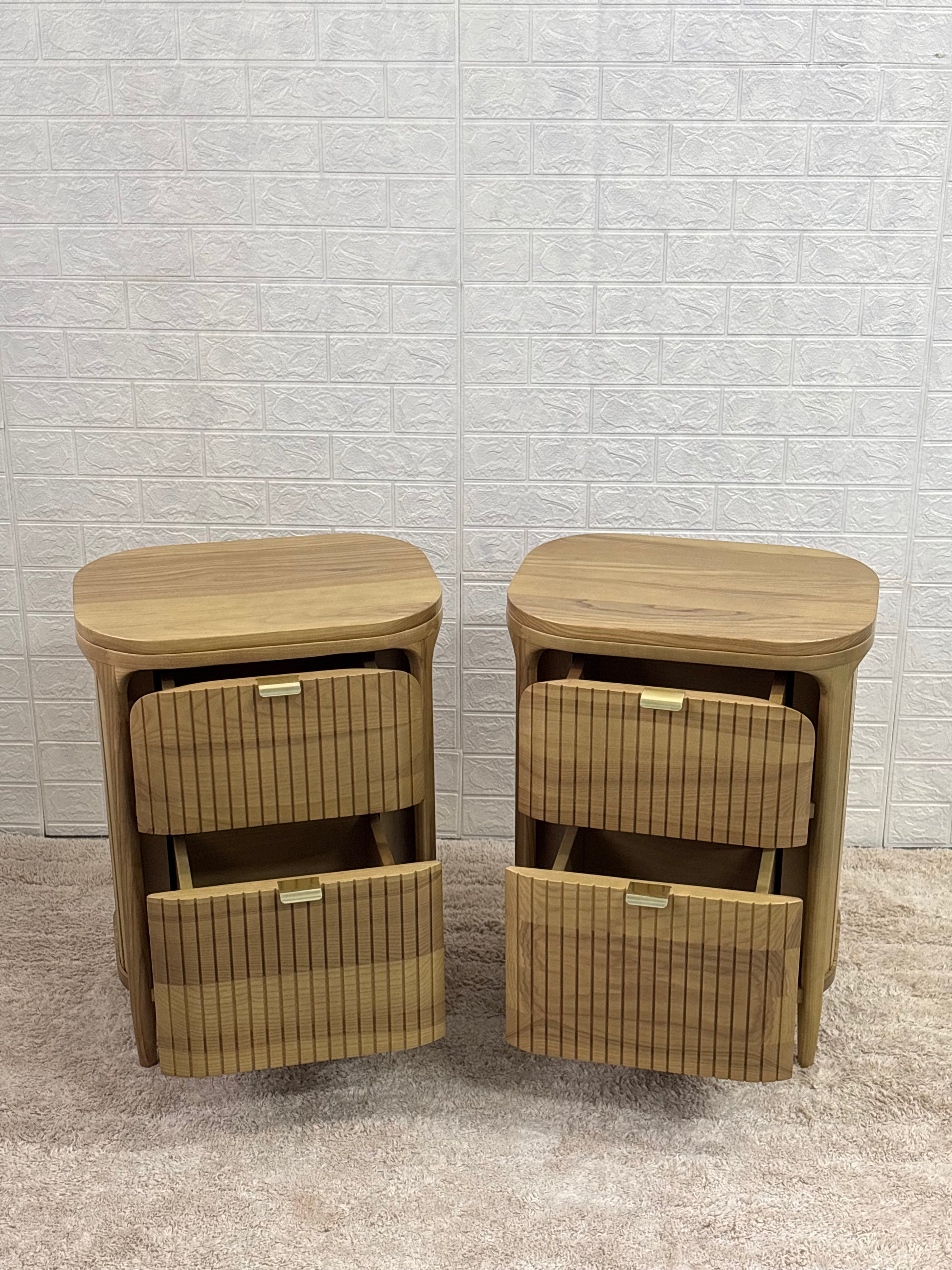 Приліжкова тумба Kleo