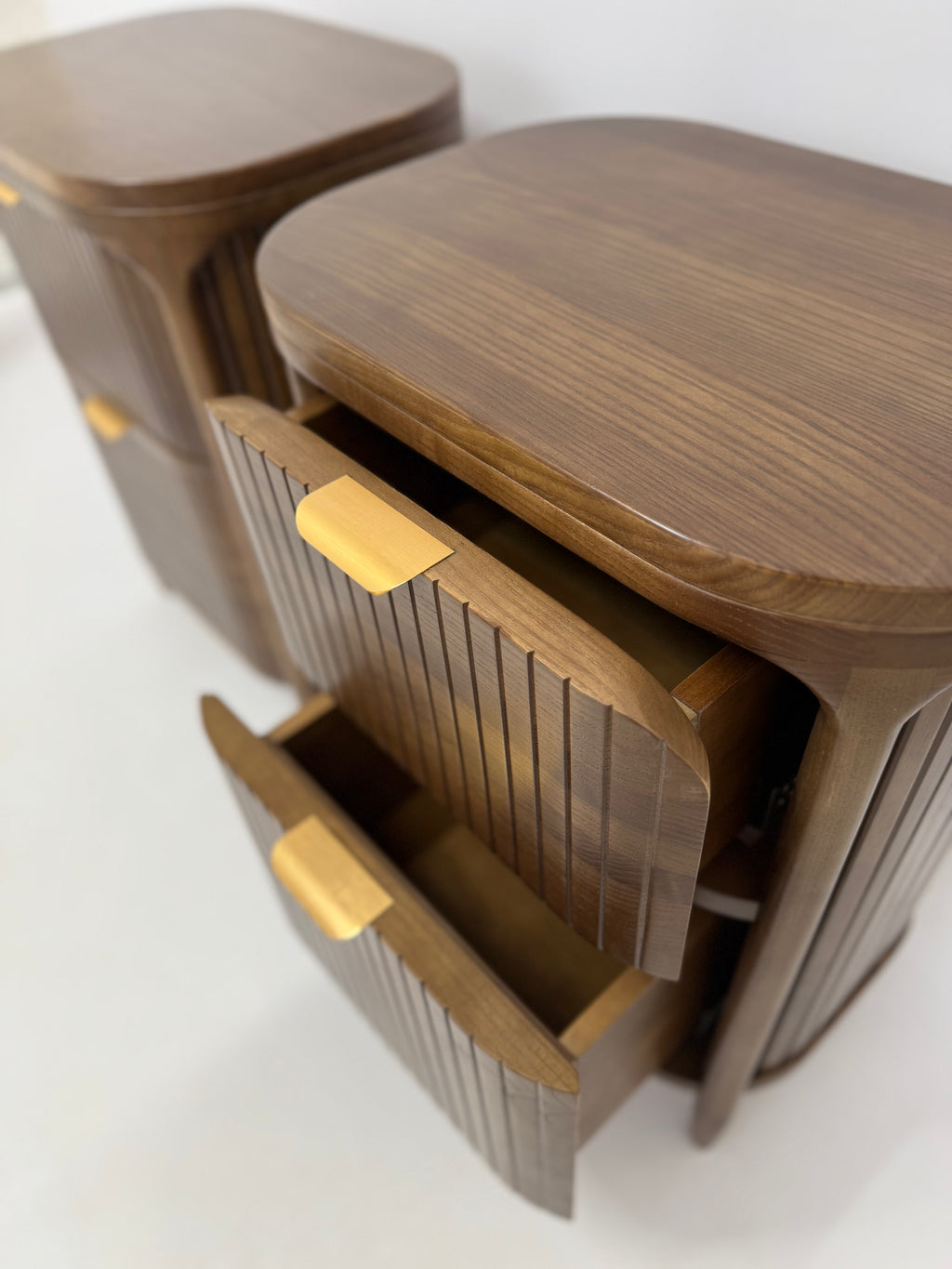 Приліжкова тумба Kleo